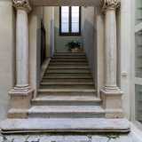 ...che conduce al vano scala. Questo � introdotto da due colonne con capitelli corinzi e da un architrave...